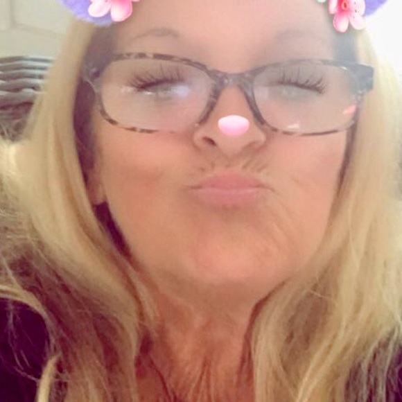 Meet your Posher, Monica - Picture 2 of 4